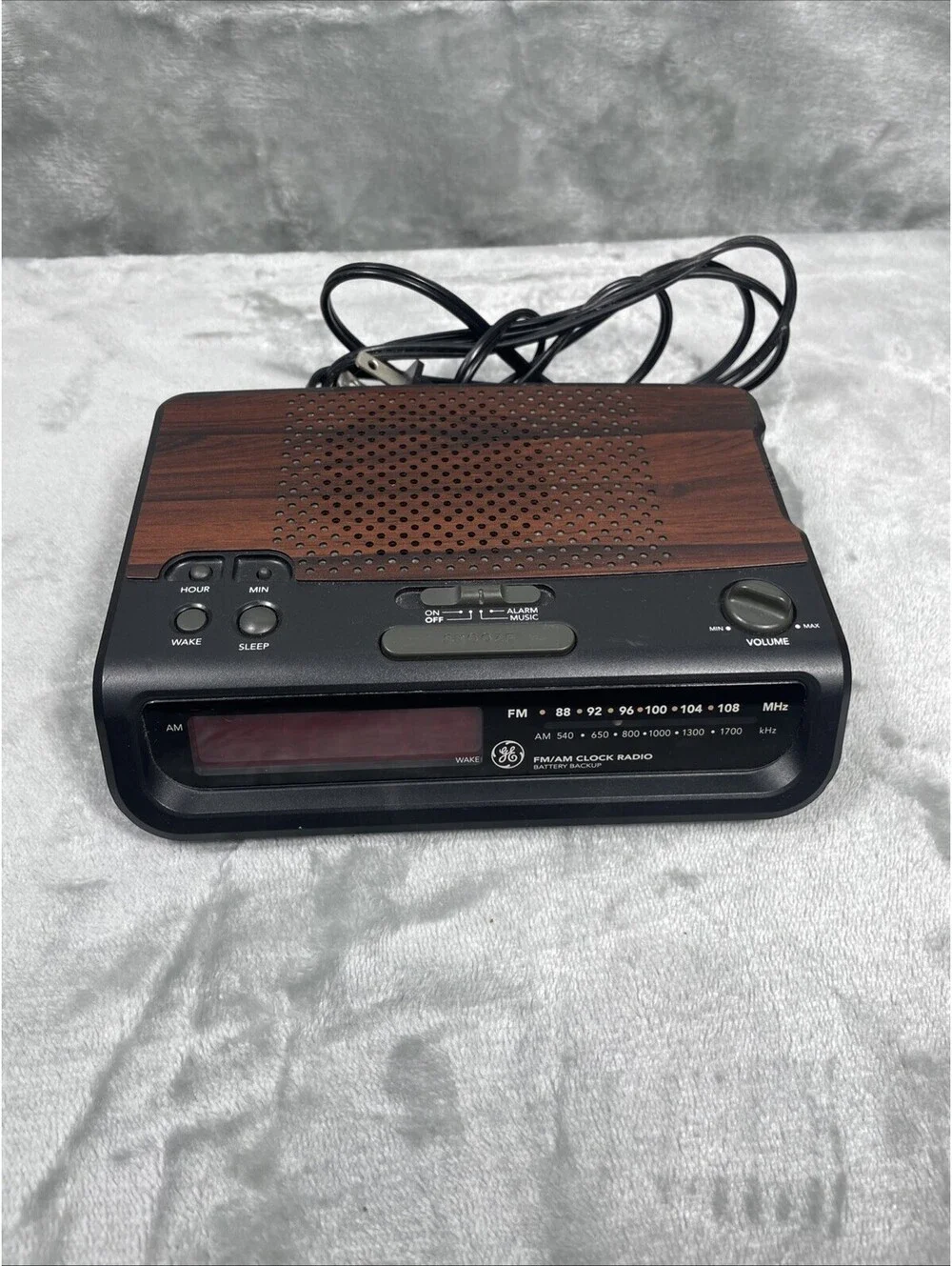 GE AM/FM Clock Radio 7-4613B Wood Grain AlarmClock Battery Backup Vintage Tested